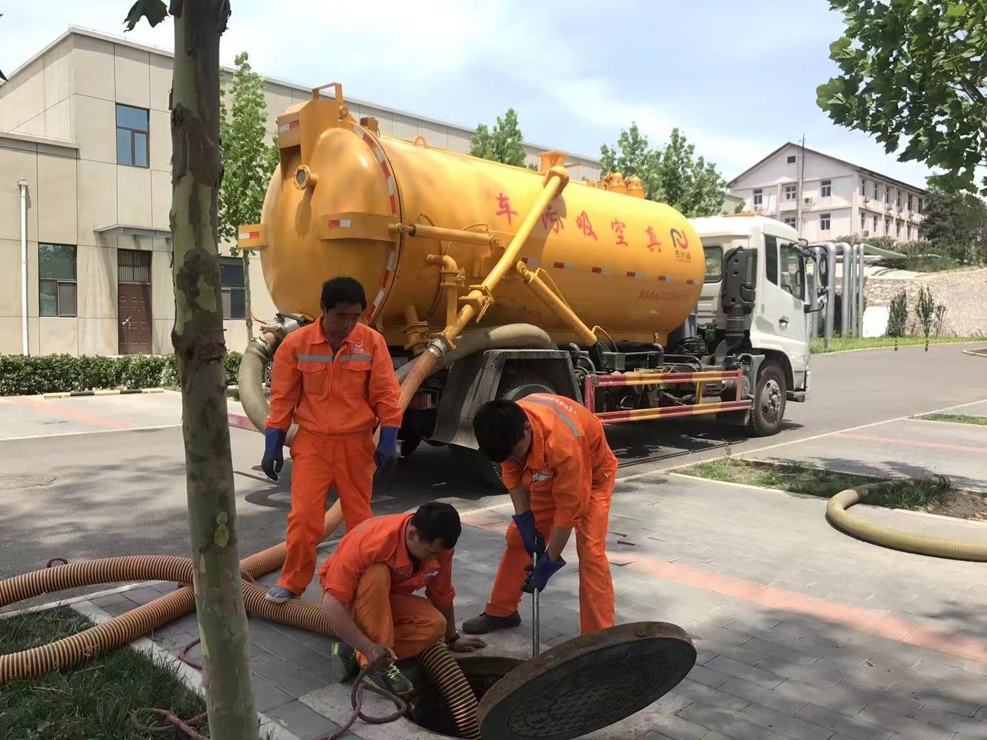 高区管道疏通车停在窨井附近