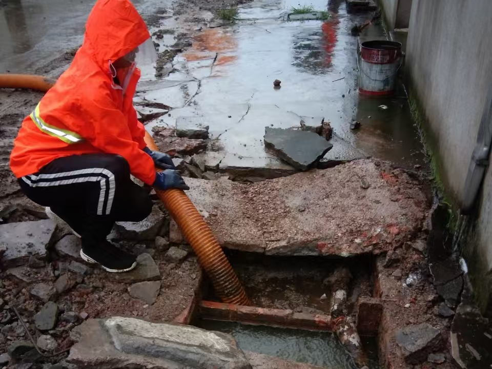 高区专业清理污水池 炜誉市政以规范流程守护城市 “肠道”