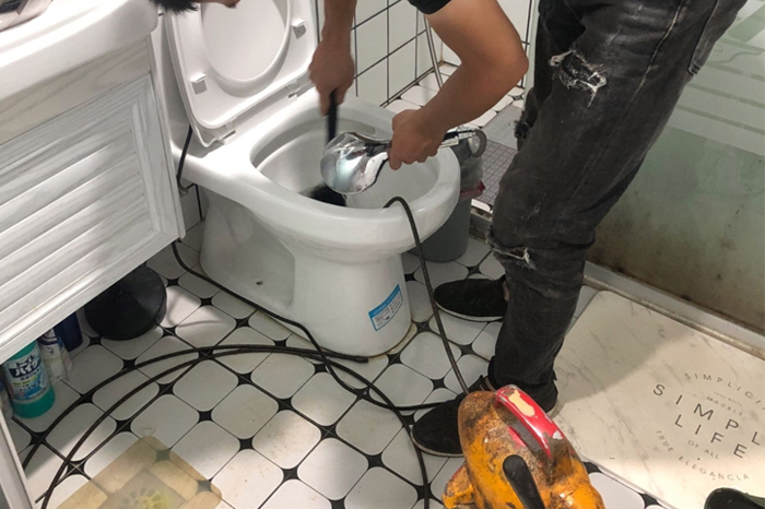 高区马桶堵塞自己疏通还是找师傅?专业上门服务让你省时更省心