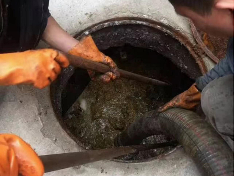 高区清理化粪池时如何避免沼气的危害?